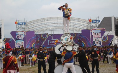 Drumband Gema Samudera SMK Pelayaran Nasional Purwokerto Meriahkan Karnaval SCTV di Menara Pandang Purwokerto